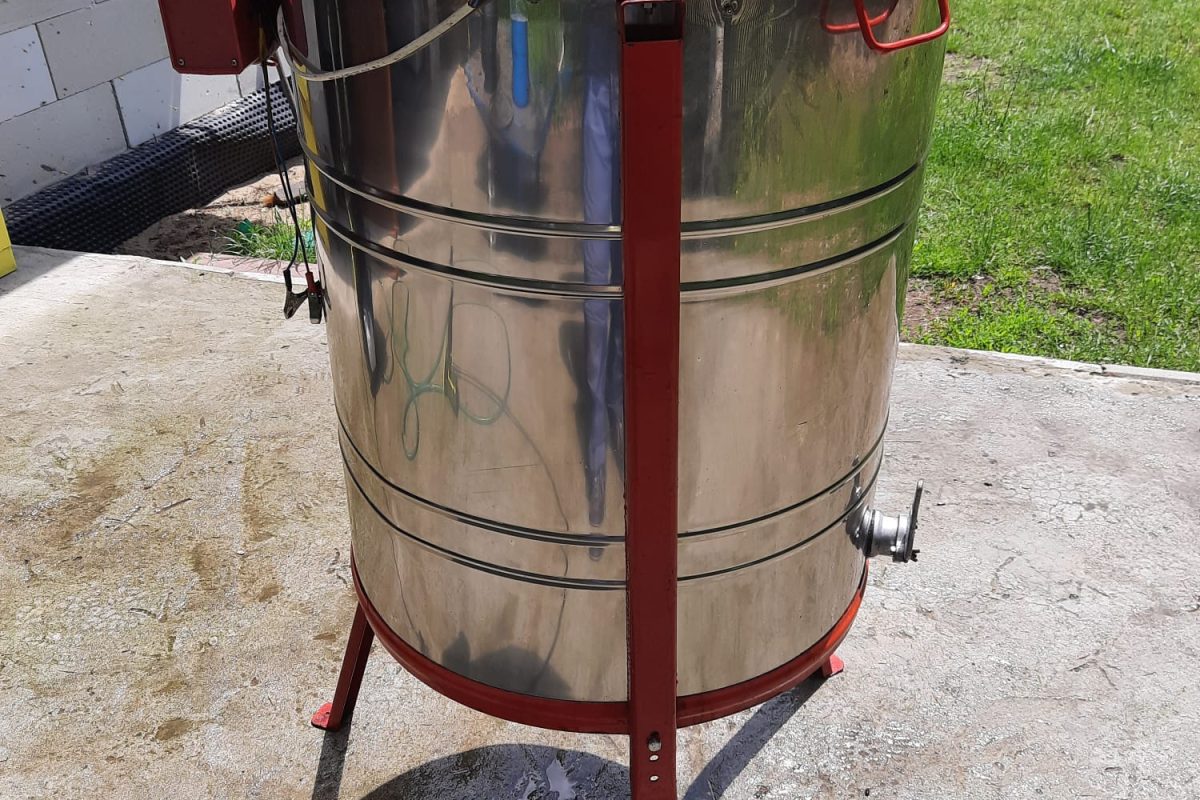 Pierwsza miodarka później już była za mała3